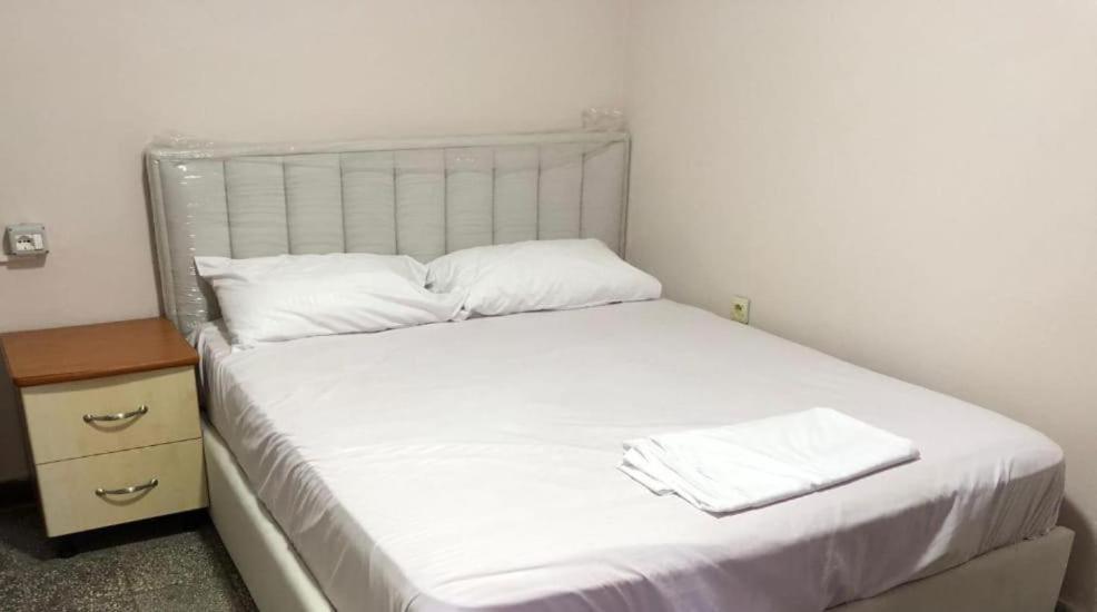 Royal Hostel Тирана Экстерьер фото