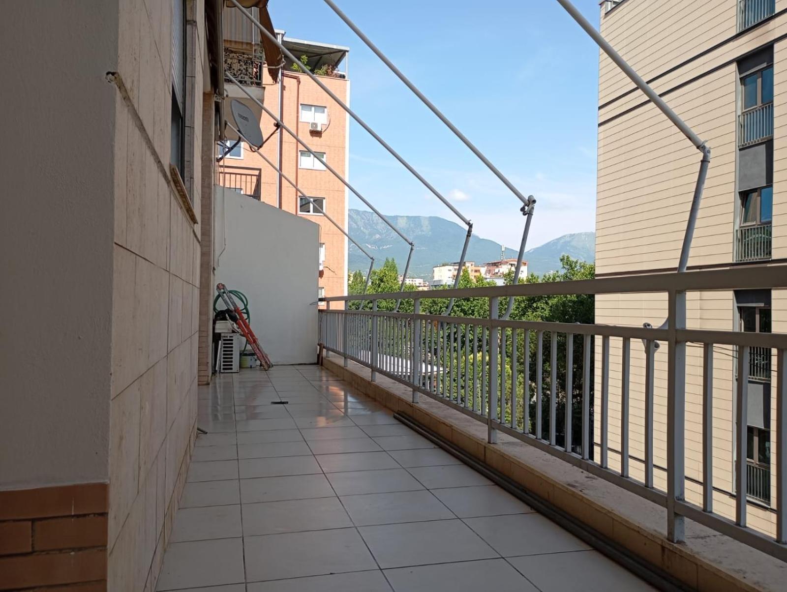 Royal Hostel Тирана Экстерьер фото