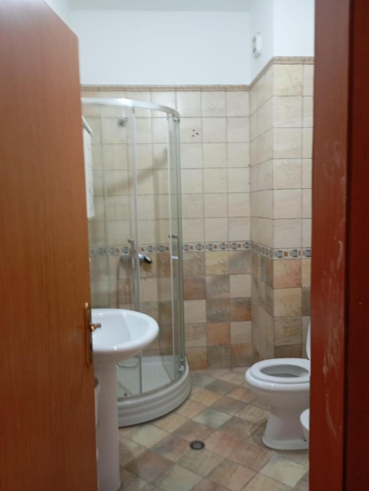 Royal Hostel Тирана Экстерьер фото